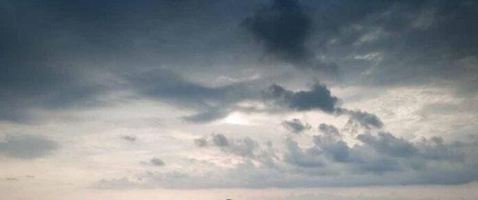 Jharkhand में 6 मई को भी तेज हवाओं के साथ आसमान में बिजली कड़कने, वज्रपात और ओलावृष्टि की आशंका के मद्देनजर एडवाइजरी जारी की गई है।