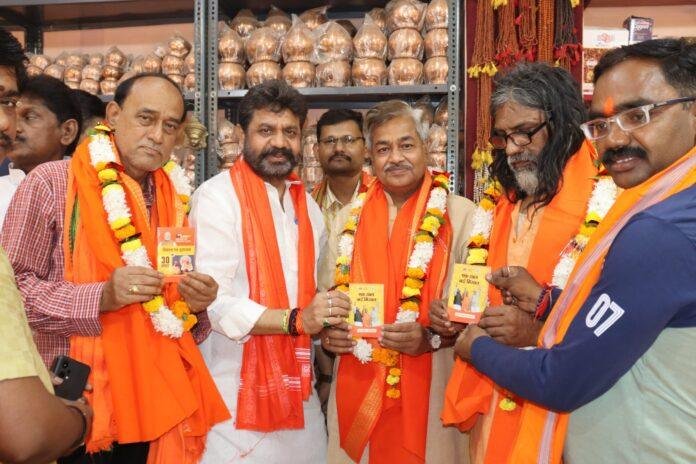 PM Modi : यूपी के आयूष मंत्री डॉ. दयाशंकर मिश्र दयालु काशी विश्वनाथ मंदिर परिसर के मीरघाट स्थित मां विशालाक्षी मंदिर के महंत राजनाथ तिवारी से से भी मिले।