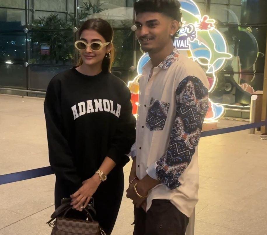 POOJA HEGDE : एयरपोर्ट में बेहद कूल लुक में स्पॉट हुई बुट्टाबम्मा....