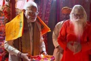 PM Will Offers Prayers to Lord Ram : रविवार को रामलला के दर्शन के बाद अयोध्या में करेंगे रोड शो 3 22Scope News कि PM मोदी का काफिला एयरपोर्ट से बाहर निकलकर सुलतानपुर हाईवे से नाका नवीन मंडी चौराहे से होते हुए गोरखपुर हाईवे की ओर बढ़ेगा। हाईवे से महोबरा मार्ग पर चूड़ामणि चौराहा होते हुए टेढ़ी बाजार चौराहा आकर PM मोदी श्रीराम जन्मभूमि के गेट नंबर 11 से प्रवेश करेंगे।