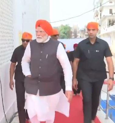 PM Modi : ने पटना साहिब के गुरुद्वारा में टेका मत्था, बेली रोटियां, संगत को परोसा लंगर 2 22Scope News PM Modi सोमवार सुबह 9:31 बजे पटना साहिब गुरुद्वारा पहुंचे।