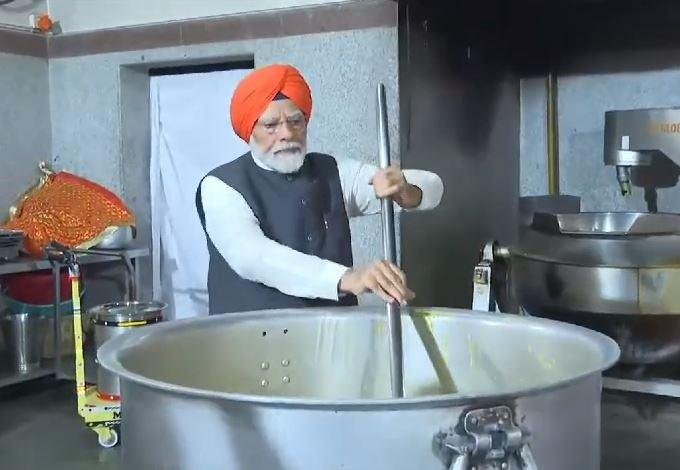 PM Modi : ने पटना साहिब के गुरुद्वारा में टेका मत्था, बेली रोटियां, संगत को परोसा लंगर 3 22Scope News PM Modi  ने गुरुद्वारा में मत्था टेकने के बाद लंगर सेवा की। यहां उन्होंने लंगर तैयार भी की।