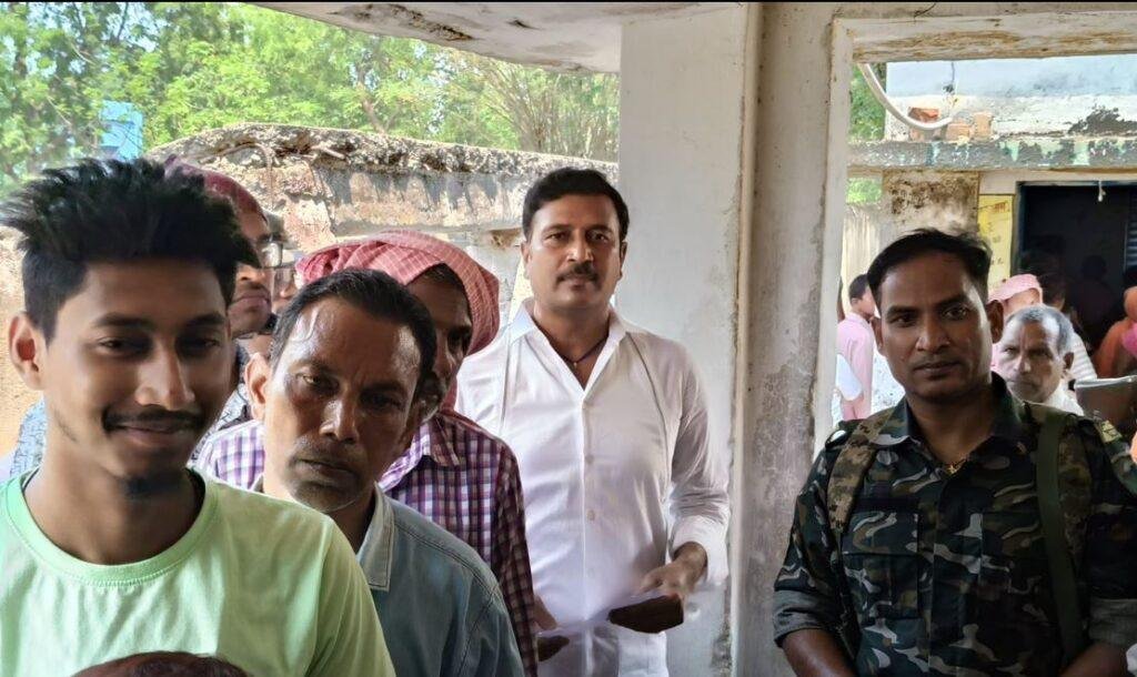 Ranchi Loksabha : सुदेश महतो ने पत्नी नेहा के साथ डाला वोट, लोगों से की ये अपील