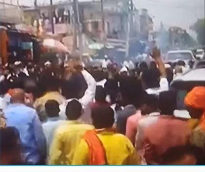 Loksabha Election 2024 में उत्तर प्रदेश के बहुचर्चित कैसरगंज संसदीय सीट से BJP Candidate करण भूषण सिंह के काफिले में शनिवार को फायरिंग का वीडियो सामने आया है।