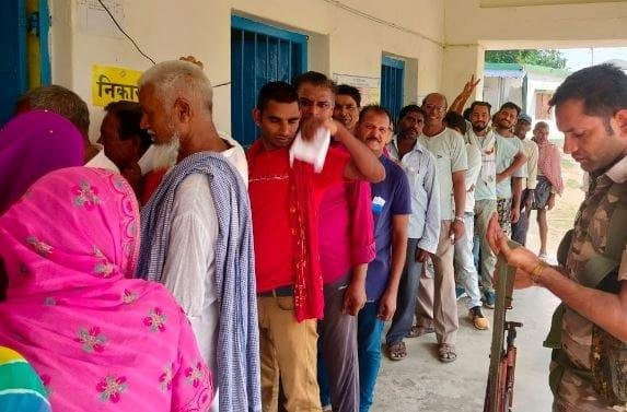 11 बजे तक पहले चार घंटे में देश के 49 सीटों पर 23.66 फीसदी मतदान हो चुका है