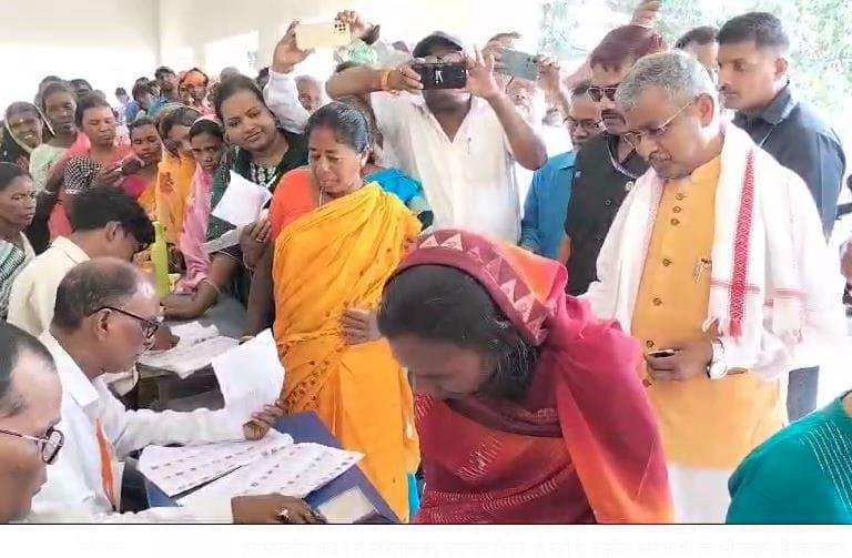 गत चार चरणों की तुलना में इस बार यूपी के वोटरों में मतदान को लेकर खासा उत्साह दिखा जबकि झारखंड में मतदान के जज्बे ने भी सभी का ध्यान आकृष्ट किया है। 