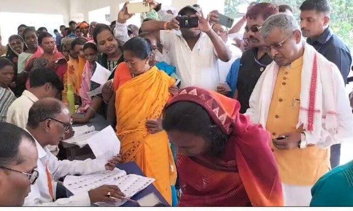 वोटिंग में तेजी लाते हुए 41.89 फीसदी के साथ झारखंड चौथे से तीसरे स्थान पर आ गया।