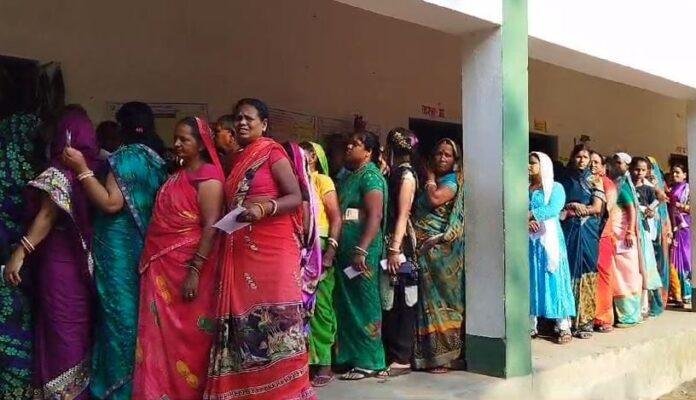 दिन के 11 बजे तक वोटिंग प्रतिशत में कांटे के टक्कर में झारखंड ने खुद को टॉप फोर में बनाए रखा है