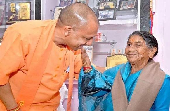 CM Yogi’s Mother सावित्री देवी के बारे में AIIMS से बताया गया कि वृद्धावस्था में आने वाली परेशानियों को देखते हुए उत्तर प्रदेश के CM Yogi आदित्यनाथ की माता सावित्री देवी को यहां भर्ती किया गया है। 