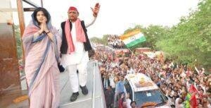 मैनपुरी में शनिवार रात समाजवादी पार्टी (सपा) के प्रमुख अखिलेश यादव और इस सीट से पार्टी की उम्मीदवार डिंपल यादव ने रोड शो किया। उस दौरान समाजवादी पार्टी के कुछ समर्थक महाराणा प्रताप की मूर्ति पर चढ़ गए और उस पर समाजवादी पार्टी का झंडा लगा दिया। 