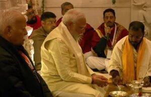 PM नरेंद्र मोदी के रोड शो में फूलों की बारिश होगी। PM Modi रविवार शाम अयोध्या में सुग्रीव किला से लता चौक तक रोड शो करेंगे। इस दौरान कुल 75 नाकों पर अलग-अलग वर्ग के लोगों की ओर से पीएम मोदी पर पुष्पवर्षा कर उनका अभिनंदन किया जाना है। 