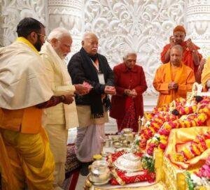 PM Modi के रोड शो का रथ लखनऊ से अयोध्या पहुंच गया है। सुरक्षा के लिहाज से इसे पुलिस लाइन में खड़ा किया गया है। इसी रथ से पीएम मोदी आज शाम जन्मभूमि पथ से लता चौक तक दो किमी का रोड शो करेंगे। 