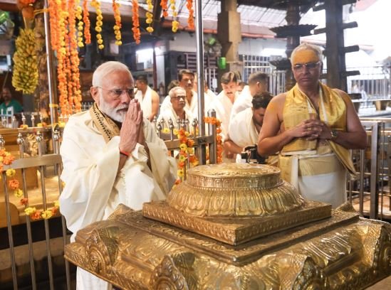 PM Modi in Ayodhya : तैयारियों का एक मोटा-मोटा खाका लोगों की जुबान पर यहां तैरने लगा है। रविवार शाम को यहां कुल 75 स्थानों पर PM Modi के स्वागत की तैयारी है।