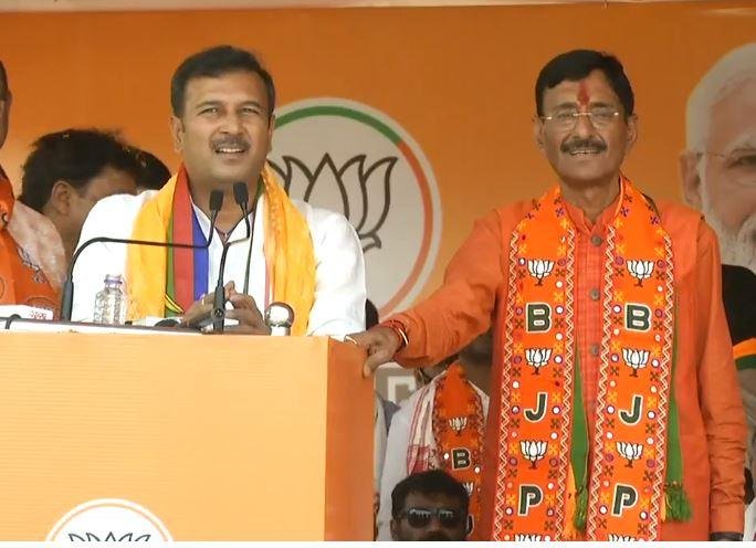 SUDESH MAHTO : संजय सेठ के जनसभा में सुदेश महतो ने सोरेन परिवार को घेरा... 1 22Scope News एसएस 22Scope News