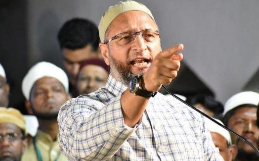 भाजपा सांसद नवनीत राणा ने बिना नाम लिए कहा था, 'छोटा भाई बोलता है कि 15 मिनट के लिए पुलिस को हटा दो फिर हम दिखाते हैं, हम क्या करते हैं तो मैं उनको कहना चाहती हूं कि छोटे भाईसाहब आपको तो 15 मिनट लगेंगे, लेकिन हमें सिर्फ 15 सेंकड लगेंगे। 15 सेकंड के लिए अगर पुलिस को हटाया तो छोटे-बड़े को यह पता भी नहीं चल पाएगा कि वे कहां से आए और कहां गए।' 