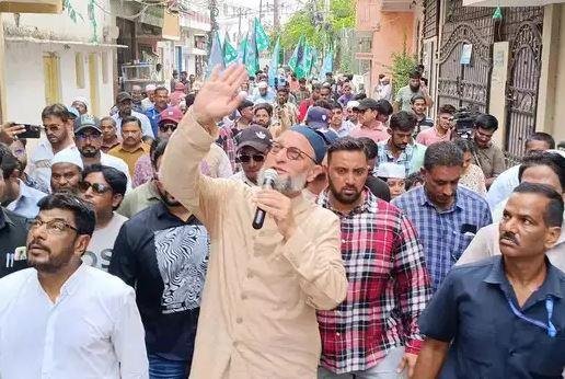 AIMIM Leader Owaisi ने कहा कि छोटे (अकबरुद्दीन ओवैसी) को बहुत मुश्किल से समझाकर बैठाना पड़ता है। उसे रोक रखा वरना...एक बार अगर छोटा निकल गया तो मेरे सिवाय किसी के बाप की नहीं सुनता।