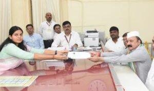 Priyanka Gandhi : 6 मई से चुनाव तक अमेठी में डेरा डालेंगी, केएल शर्मा ने किया नामांकन 2 22Scope News Priyanka Gandhi ने केएल शर्मा के अमेठी से उम्मीदवार बनने पर कहा कि – ‘केएल शर्मा अमेठी के हर गांव को जानते हैं। वह बहुत पहले से अमेठी को संभाल रहे हैं। किशोरी लाल शर्मा जी से हमारे परिवार का वर्षों का नाता है।