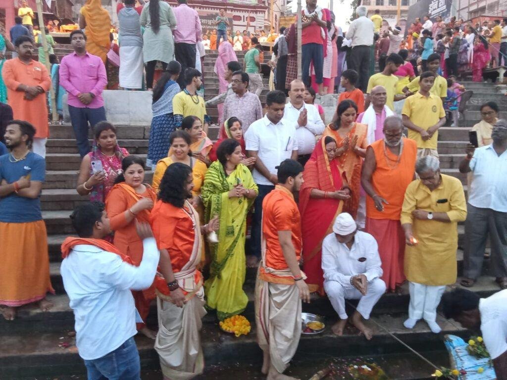 गंगा सप्तमी के पावन अवसर पर मंगलवार को दशाश्वमेध घाट पर गंगोत्री सेवा समिति और शनिवार गोष्ठी की ओर से मां गंगा का भव्य पूजन अर्चन किया गया।