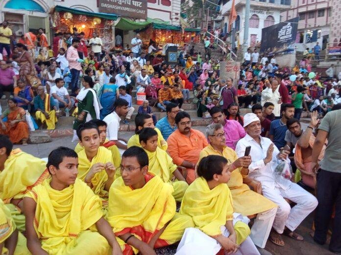 Varanasi में सप्तमी तिथि पर मंगलवार को पीएम नरेंद्र मोदी मां गंगा पूजन के समानांतर एक और भव्य मां गंगा पूजन कार्यक्रम हुआ।