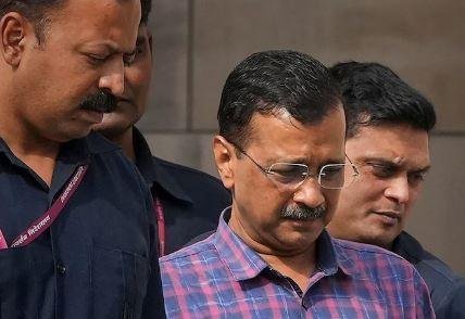 दिल्ली के मुख्यमंत्री Arvind Kejriwal को सुप्रीम कोर्ट से 1 जून तक मिली अंतरिम जमानत आम आदमी पार्टी के लिए किसी बड़ी राहत से कम नहीं है। जमानत मिलने के बाद Arvind Kejriwal जेल से रिहा हो जाएंगे और चुनाव प्रचार में हिस्सा लेने के साथ ही प्रेस कॉन्फ्रेंस कर सकते हैं क्योंकि केजरीवाल आम आदमी पार्टी का सबसे बड़ा चेहरा हैं।
