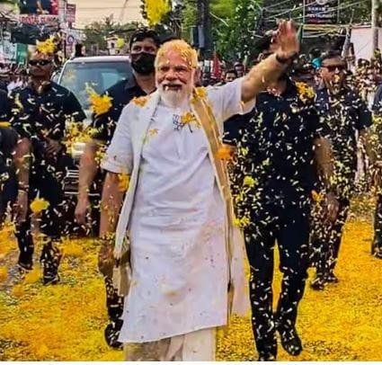 मुख्यमंत्री ममता बनर्जी के रामकृष्ण मिशन, भारत सेवाश्रम और इस्कॉन को लेकर की गई विवादित टिप्पणियों के बाद पीएम मोदी के आक्रामक तेवरों के बाद उनका प्रस्तावित रोड शो काफी अहम माना जा रहा है।