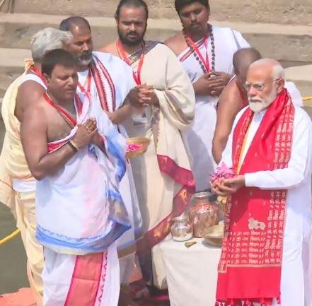 PM Narendra Modi ने कहा कि राम मंदिर श्रद्धा का मुद्दा है। जिन्होंने राम मंदिर के निमंत्रण को ठुकरा दिया, उनको डर लगता है कि यह पाप अब उन्हें मार देगा और वह बहुत चिंता में हैं। 