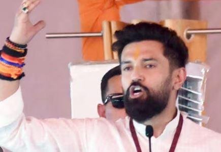 Bihar Politics : चिराग बोले – शब्दों की मर्यादा खो रहे तेजस्वी चिराग पासवान मीडिया से मुखातिब होते ही तेजस्वी यादव पर जमकर जुबानी हमला बोला। उन्होंने तेजस्वी यादव को बौखलाहट में शब्दों की मर्यादा खोने वाला नेता बताया।