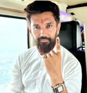 आज  चिराग पासवान अपने पैतृक गांव खगड़िया में मताधिकार का प्रयोग किया