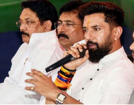 है। चिराग ने कहा कि जैसे-जैसे लोकसभा चुनाव का चरण बढ़ रहा है वैसे-वैसे राजद नेता तेजस्वी यादव शब्दों की मर्यादा खोते जा रहे हैं।
