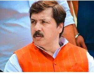 बसपा से पहले प्रत्याशी घोषित हुईं श्रीकला रेड्डी के पति और जौनपुर के पूर्व सांसद धनंजय सिंह अपने घर पर सोमवार को करीबी लोगों की बैठक बुलाई है। 