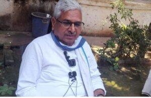 जौनपुर लोकसभा सीट के बसपा से सीटिंग सांसद श्याम सिंह यादव ने सोमवार को इस हाईवोल्टेज सियासी ड्रामे के बारे में पूछे जाने पर मुस्कुराए। फिर बोले कि सब नसीब का खेल है। 