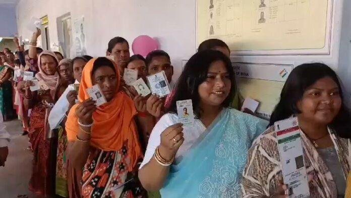 Fourth Phase की वोटिंग में झारखंड में पहली बार चार सीटों के वोटिंग हुई लेकिन झारखंड के मतदाताओं में बिहार की तुलना में वोटिंग को लेकर ज्यादा उत्साह दिखा। इसी के साथ देश में सोमवार को वोटिंग के लिहाज से 63.14 फीसदी मतदान के साथ झारखंड टॉप फोर में शुमार हुआ।