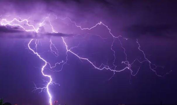 Jharkhand Weather विभाग के रांची केंद्र की जारी विशेष बुलेटिन में कहा गया है कि 12 मई को पूर्वी सिंहभूम, सराइकेला- खरसावां, रामगढ़, बोकारो, हजारीबाग, धनबाद और गिरिडीह में कई स्थानों पर तेज हवाओं के साथ बादलों के गर्जन के साथ ही कहीं -कहीं तेज बारिश की स्थिति बनेगी। इसके लिए गंभीर अलर्ट जारी किया गया है।