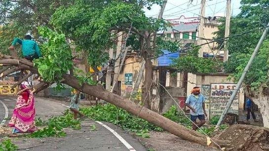 Jharkhand Weather विभाग के रांची केंद्र के अनुसार, बंगाल की खाड़ी से पश्चिम बंगाल, उड़ीसा के तटीय इलाकों से बने चक्रवाती गतिविधियों के चलते रविवार 12 मई को Jharkhand में कहीं-कहीं तेज गर्जन के साथ तेज हवाएं चलेंगी। 