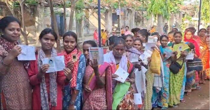 झारखंड में अपराह्न 3 बजे तक 56.42 फीसदी वोट पड़ चुके थे जबकि बिहार में इतने ही समय तक 45.23 फीसदी ही वोट पड़े थे।