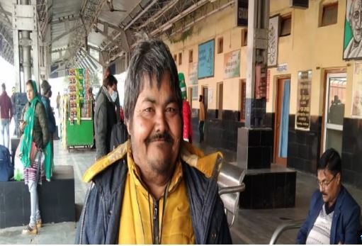 First Indian Digital Beggar Dead – यह खबर दुखद है, विचलित करने वाली है और एकबारगी लोगों का ध्यान बरबस ही आकृष्ट करने वाली है कि देश का पहला और अब तक का इकलौता Indian Digital भिखारी अब इस दुनिया में नहीं रहा। नाम था राजू। ठिकाना था बिहार राज्य का बेतिया रेलवे स्टेशन।