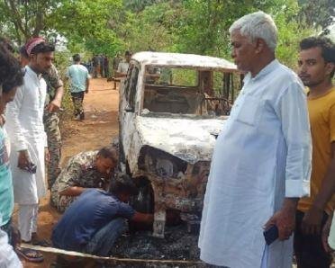 दी। सांसद प्रतिनिधि जयप्रकाश मंडल से वाकये के बारे में सूचना मिलते ही जरमुंडी एसडीपीओ संतोष कुमार और पुलिस निरीक्षक सत्यम कुमार मौके पर पहुंचे और पड़ताल शुरू की।
