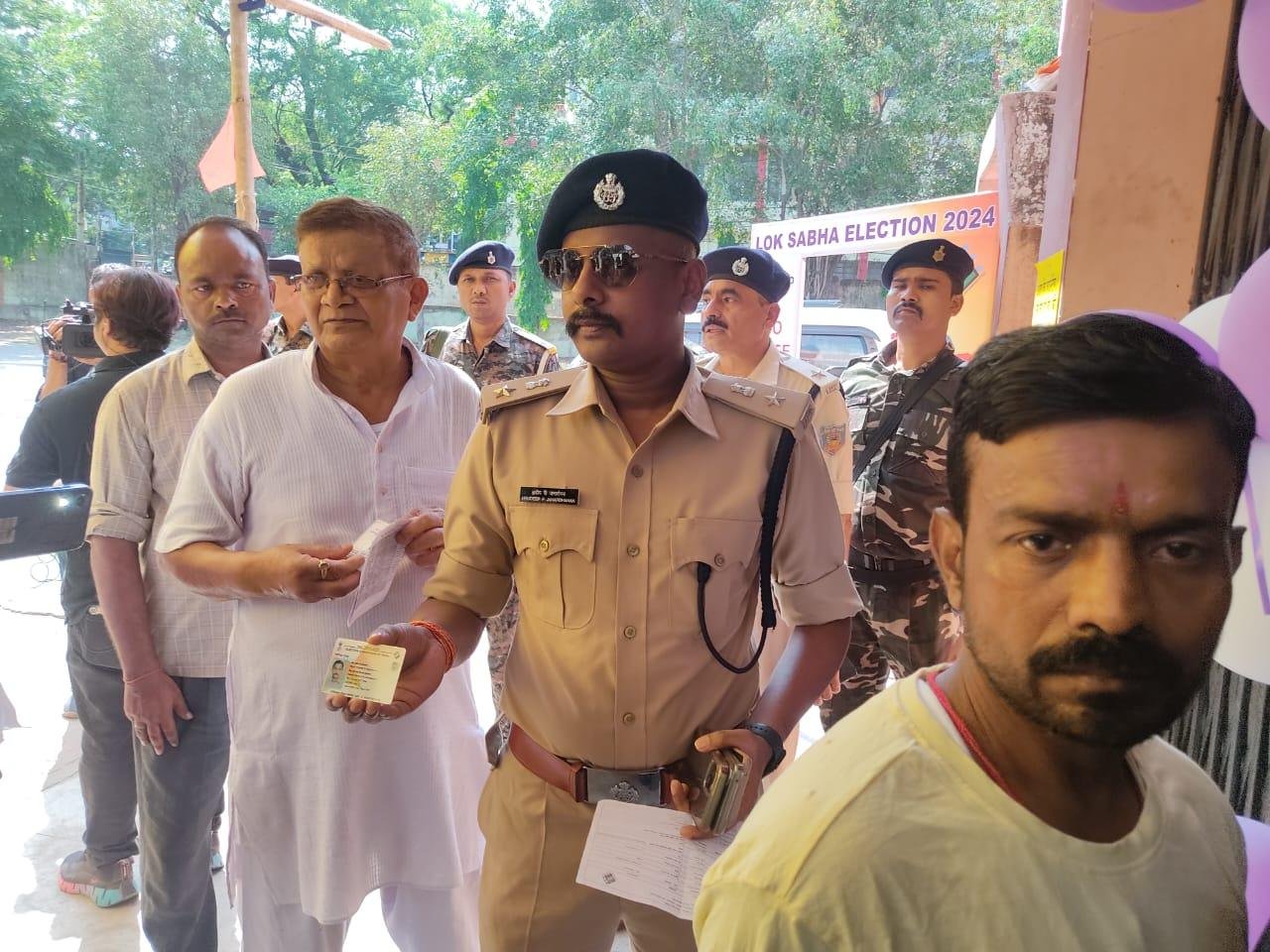 तीसरे स्थान पर उत्तर प्रदेश रहा जहां 27.06 फीसदी मतदान होने की सूचना पुष्ट हुई है। 