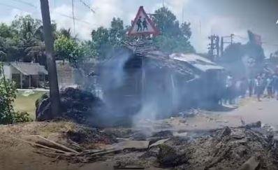 नंदीग्राम फिर सियासी हिंसा में जल उठा। यहां छठें चरण के लोकसभा चुनाव के मतदान से पहले तृणमूल कांग्रेस और भाजपा कार्यकर्ताओं के बीच हुई हिंसक झड़प में एक महिला भाजपा कार्यकर्ता की मौत हो गई जबकि 7 अन्य के घायल हुए हैं। 