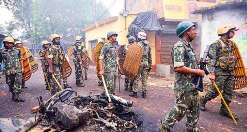 हैं। गुरूवार को पूरे दिन स्थानीय पुलिस और केंद्रीय सुरक्षा बलों के फ्लैग मार्च के बाद हालात तो काबू में है लेकिन तनावपूर्ण है। 