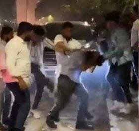 Unique Bail Grant in Pune : निबंध लिखने की शर्त पर जानलेवा सड़क हादसे के नाबालिग आरोपी को 15 घंटे में ही मिल गई जमानत कार चला रहे 17 साल के आरोपी के खिलाफ मामला दर्ज करने के बाद उसे हिरासत में लिया गया। इसके बाद उसे किशोर अदालत में पेश किया गया, जहां से उसे जमानत मिल गई।