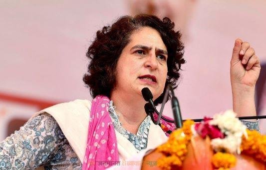 Priyanka Gandhi ने PM Modi को ‘शहंशाह’ बताया। उनका PM Modi के लिए यह संबोधन सियासी हलके में PM Modi के बिहार में दिए गए उस बयान का काउंटर बताया जा रहा है जिसमें PM Modi ने कांग्रेस नेता राहुल गांधी को देश के 'शहजादे' कहकर तंज कसा था।