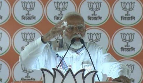 Interesting Political Fight : पीएम मोदी बोले – मेरे जीवन में रामकृष्ण मिशन की बड़ी भूमिका, बैकफुट पर आईं ममता ने तुरंत की जवाबी सभा पीएम नरेंद्र मोदी ने सोमवार को अपनी चुनावी सभा में बड़े आक्रामक अंदाज में दृढ़ता से कहा कि – ‘रामकृष्ण मिशन, साधुसंतों का अपमान बंगाल के लोग बर्दाश्त नहीं करेंगे। रामकृष्ण मिशन और साधु संतों के लिए जिस भाषा का इस्तेमाल बंगाल की मुख्यमंत्री ने किया है, वह निंदनीय है। उसे बर्दाश्त नहीं किया जा सकता। आज यह नरेंद्र दामोदरदास मोदी जो भी कुछ है, उसमें इसी रामकृष्ण मिशन की बहुत बड़ी भूमिका रही है।