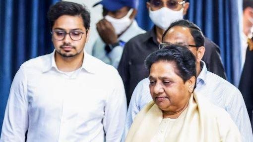 Akash Anand को बीते वर्ष दिसंबर में लखनऊ में हुए पदाधिकारियों के सम्मेलन में मायावती ने अपना उत्तराधिकारी घोषित किया था। 