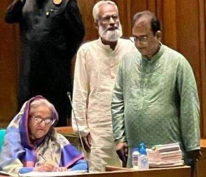 बुधवार को बांग्लादेश के गृह मंत्री असद्दुजमां खान ने पुष्टि की कि इलाज के लिए कोलकाता गए सांसद अनवरुल अजीम की हत्या कर दी गई है। अभी तक उनकी लाश नहीं मिली है। 