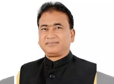 कोलकाता के पास न्यू टाउन के जिस पॉश रिहायशी इलाके के मकान में बांग्लादेशी सांसद अनवरूल अजीम अंसारी की हत्या होने की बात सामने आई है, वहां दीवार पर खून के दाग मौके पर पहुंची कोलकाता पुलिस टीम को मिले हैं। 