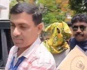 High Profile Killing Investigation : अमरेकी बांग्लादेशी ने साथी बांग्लादेशी सांसद के मर्डर की 5 करोड़ की दी थी सुपारी, प्रेमिका का भी किया इस्तेमाल 1 22Scope News मुंबई के कसाई जेहाद हवलदार से संपर्क साधा और उसे 5 करोड़ रुपये में साथी के मौत की सुपारी दी। इस काम के लिए कसाई जेहाद को उसने 2.5 करोड़ रुपये का भुगतान भी कर दिया।