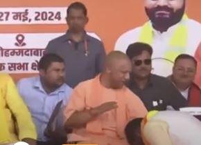 Final Round Campaign : पूर्वांचल में गरजे अमित शाह और सीएम योगी – आईएनडीआईए अलॉयंस का हुआ सूपड़ा साफ, जीतेगा एनडीए ही मऊ जिले की घोसी लोकसभा क्षेत्र में एनडीए प्रत्याशी अरविंद राजभर के पक्ष में सीएम योगी ने जनसभा को संबोधित किया। इस दौरान उन्होंने समाजवादी पार्टी और कांग्रेस पार्टी पर जमकर हमला किया। उन्होंने कहा कि इनकी सोच नाकारात्मक है। सीएम योगी आदित्यनाथ ने कहा कि माफिया सब मिट्टी में मिल गए। समाजवादी पार्टी के नकारात्मक सोच को कामयाब नहीं होने देंगे।