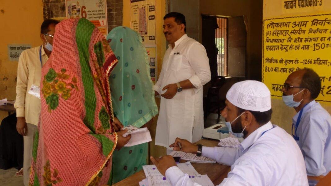 बिहार में इतने ही समय तक 24.41 फीसदी मतदाताओं ने अपने मताधिकार का इस्तेमाल कर चुके थे।