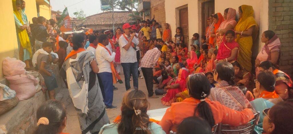 Hazaribagh Loksabha : बीजेपी प्रत्याशी मनीष जायसवाल के चुनाव प्रचार में उतरी मां, पत्नी और देवरानी | 22Scope News मनीष पत्नी 2 22Scope News